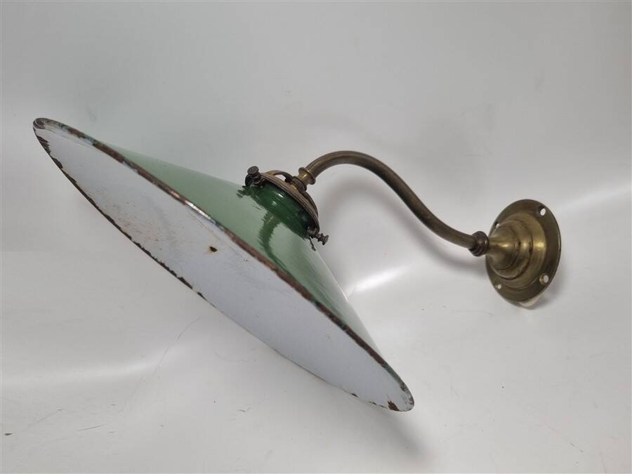 Wall light in enamelled sheet metal