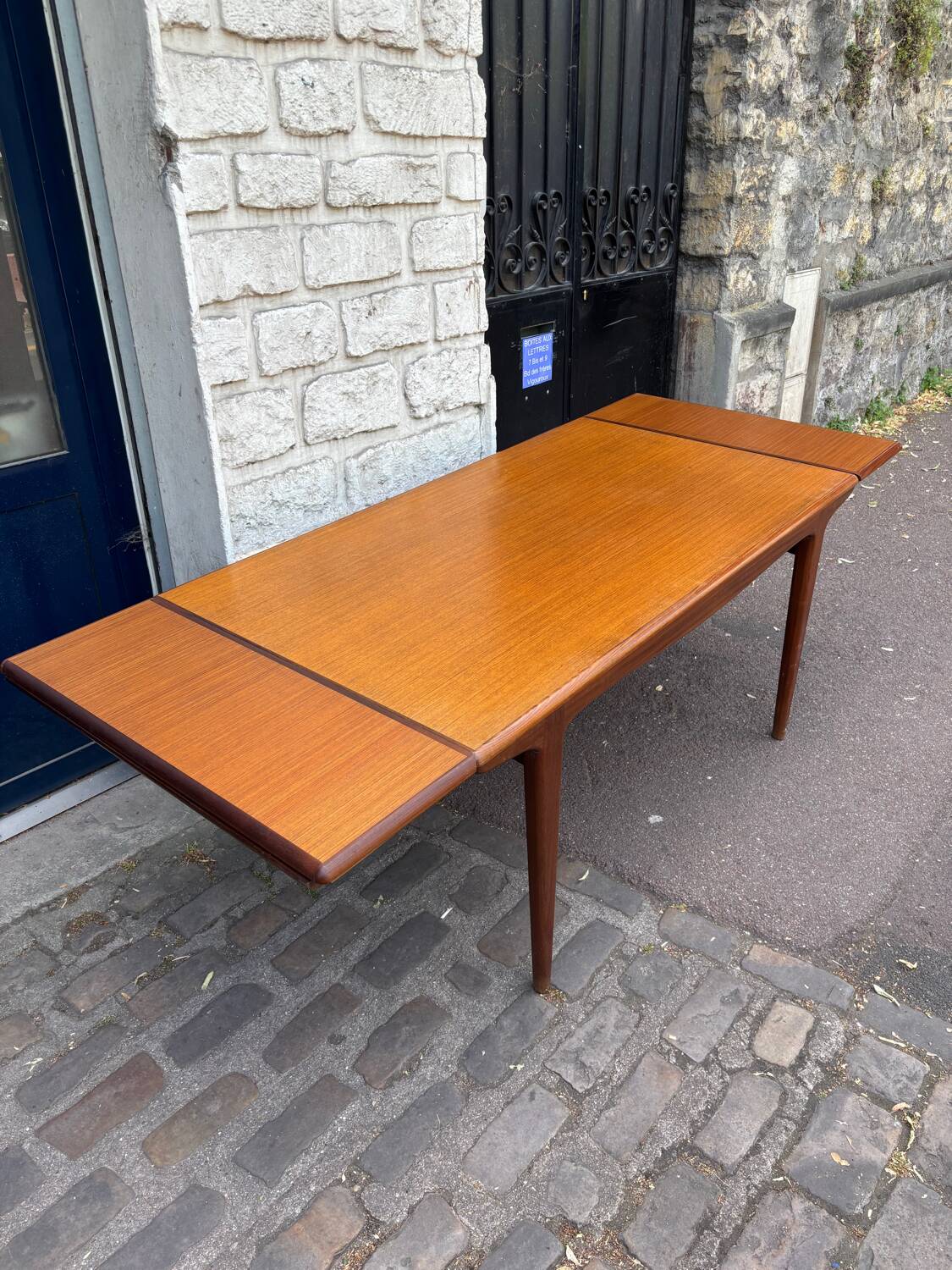 Tricoire and Vecchione extending table