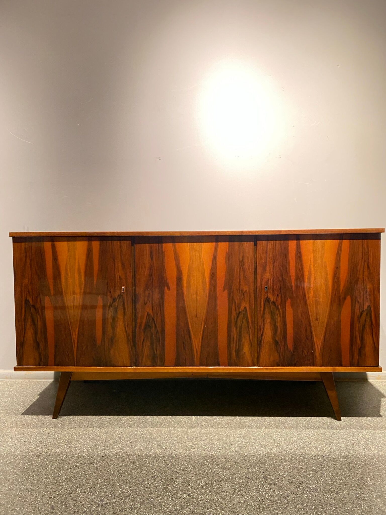 Enfilade plaquée de noyer, bois grainé vintage