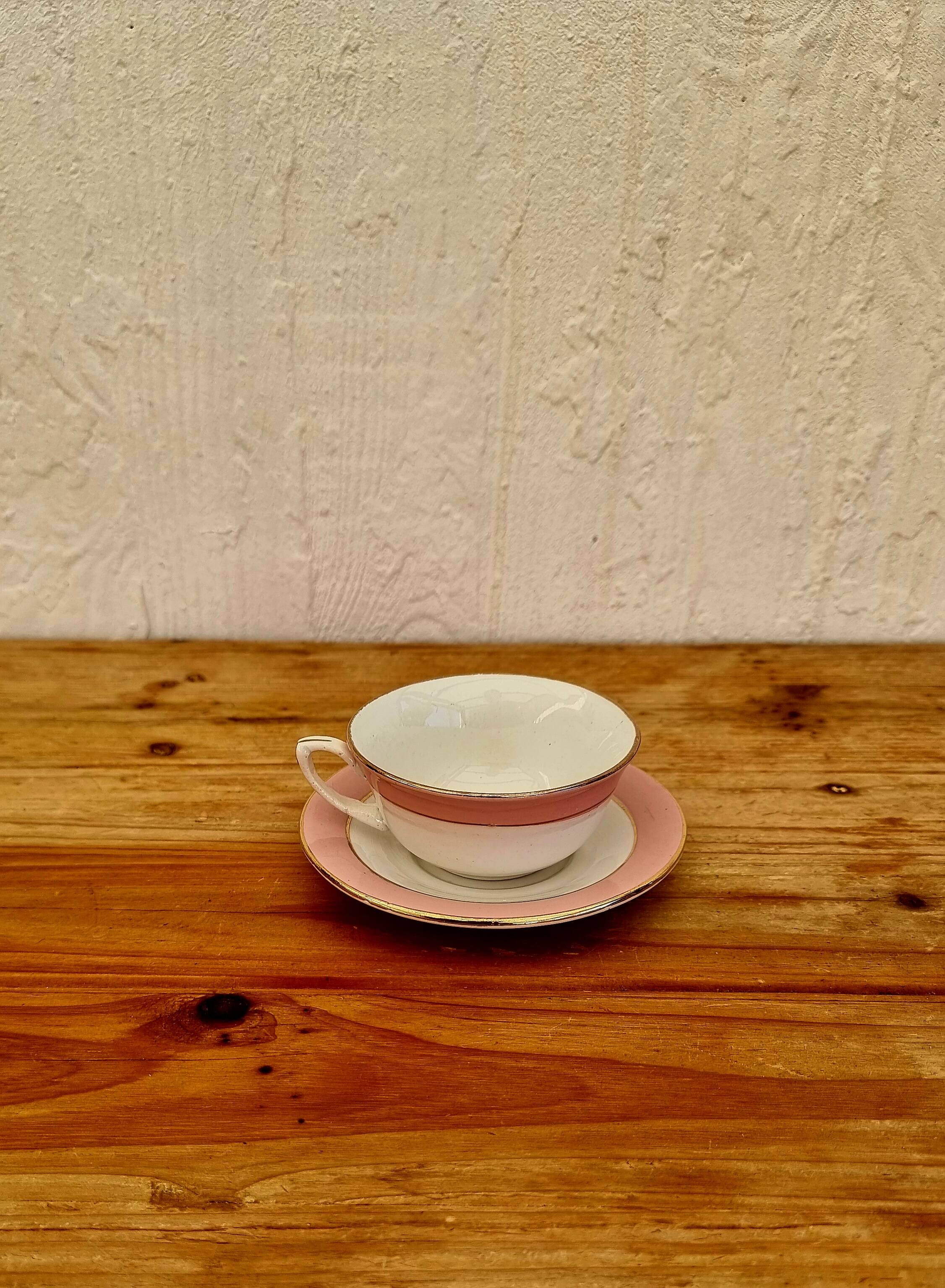 Set of 3 pastel mugs with vintage bowl