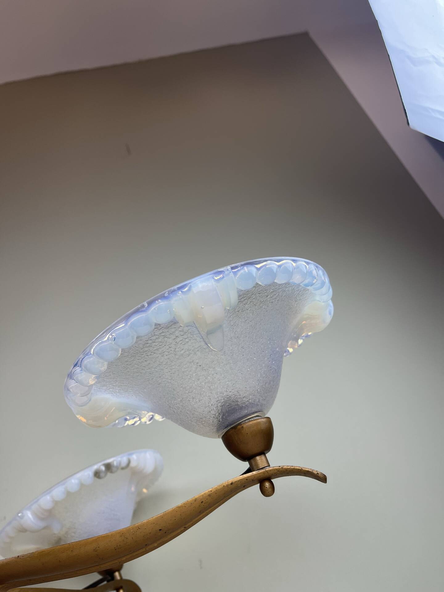 Lustre moderniste français en bois, laiton et verres opalescents