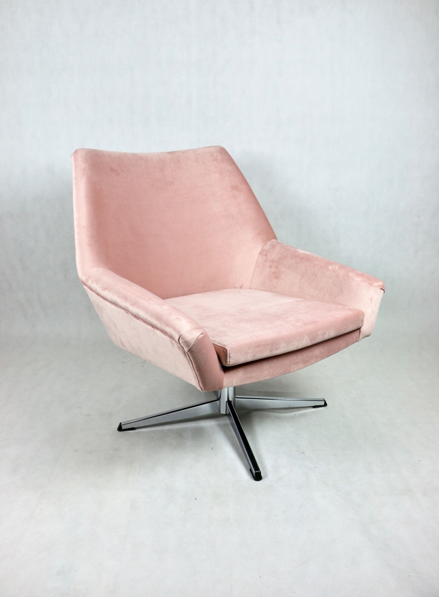 Pink swivel armchair, 1980s