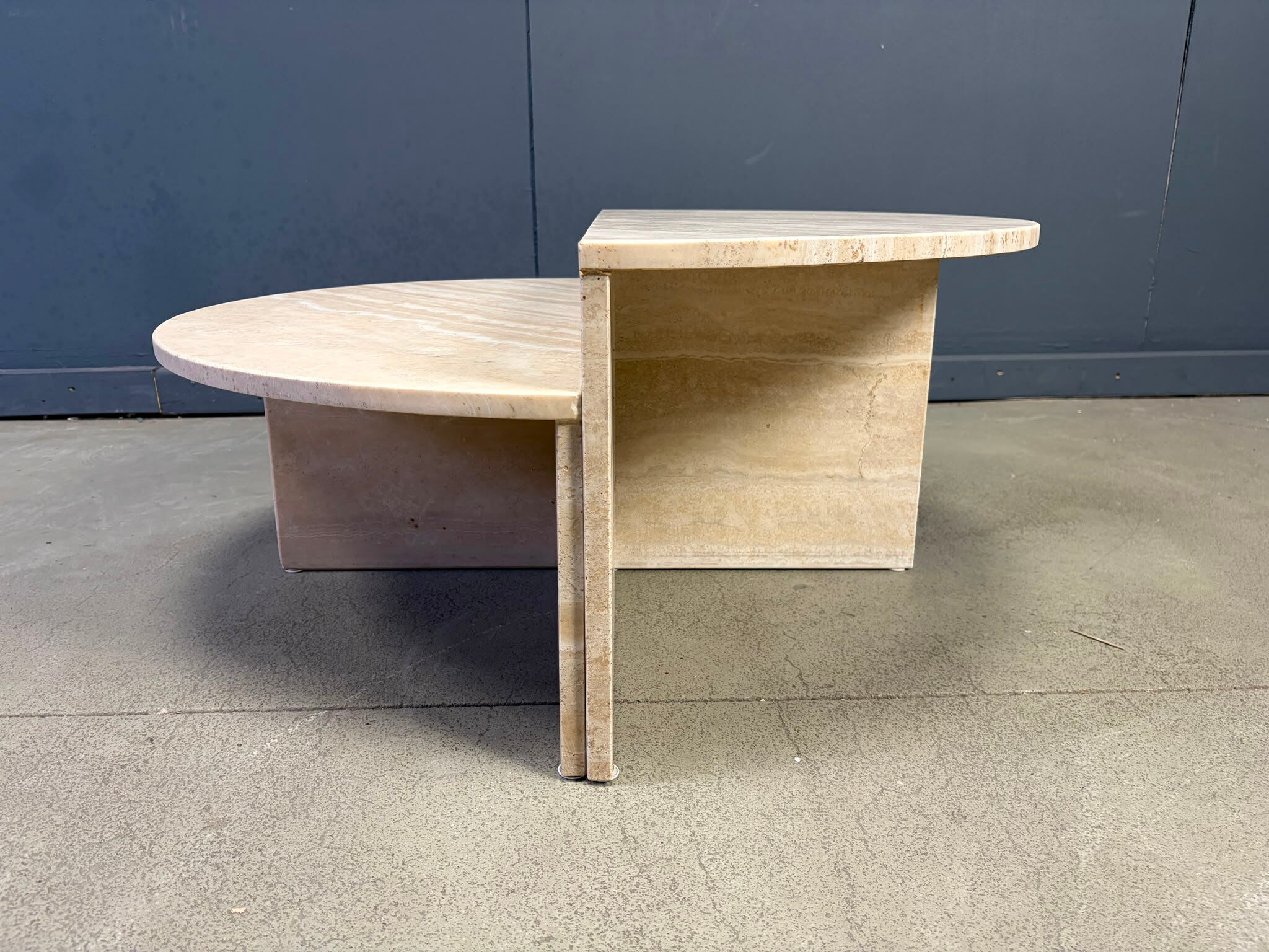 Paire de tables basses en travertin, années 1970