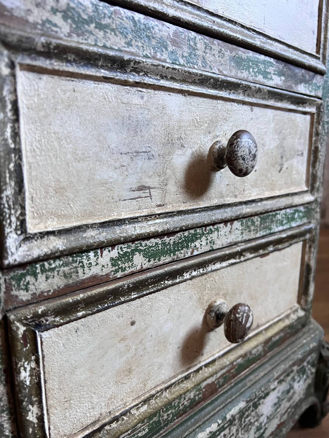 Chiffonnier ancien en bois patiné vert