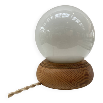 Lampe moderniste en pin et globe boule en opaline