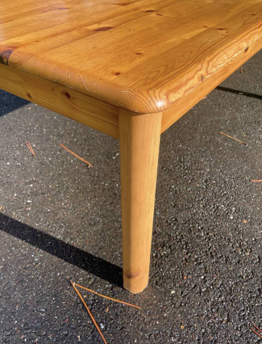 Rectangular coffee table in solid pine wood.