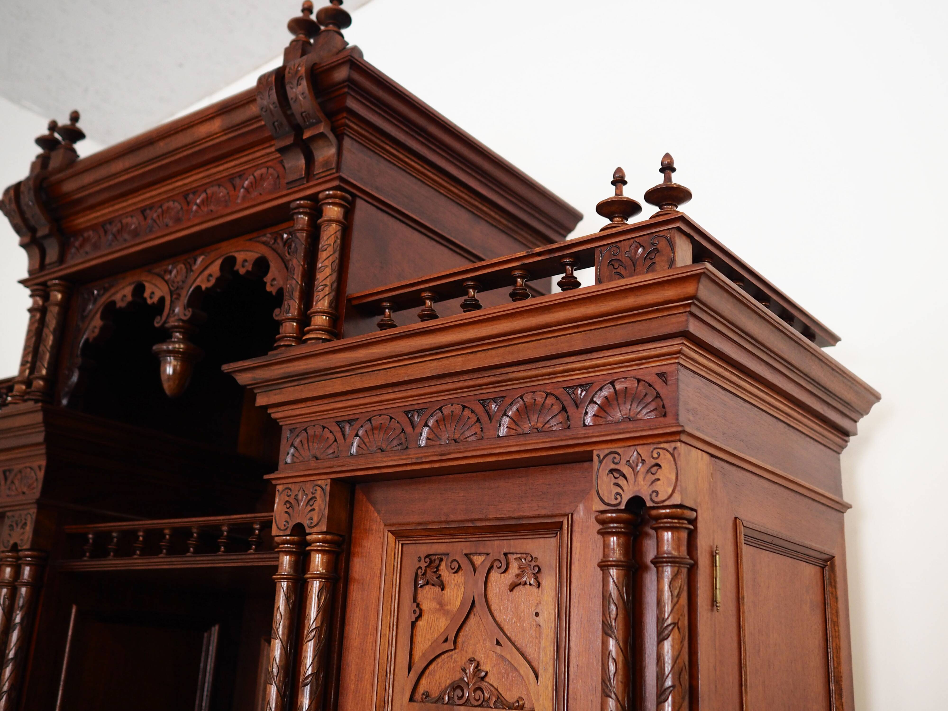 Armoire, vaisselier en chêne, Allemagne première moitié du XXème s.