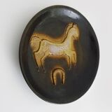 Assiette décorative en grès motif cheval, fer à cheval. Années 60