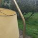 Lampadaire des années 50 en métal doré triple tablettes acajou et métal doré