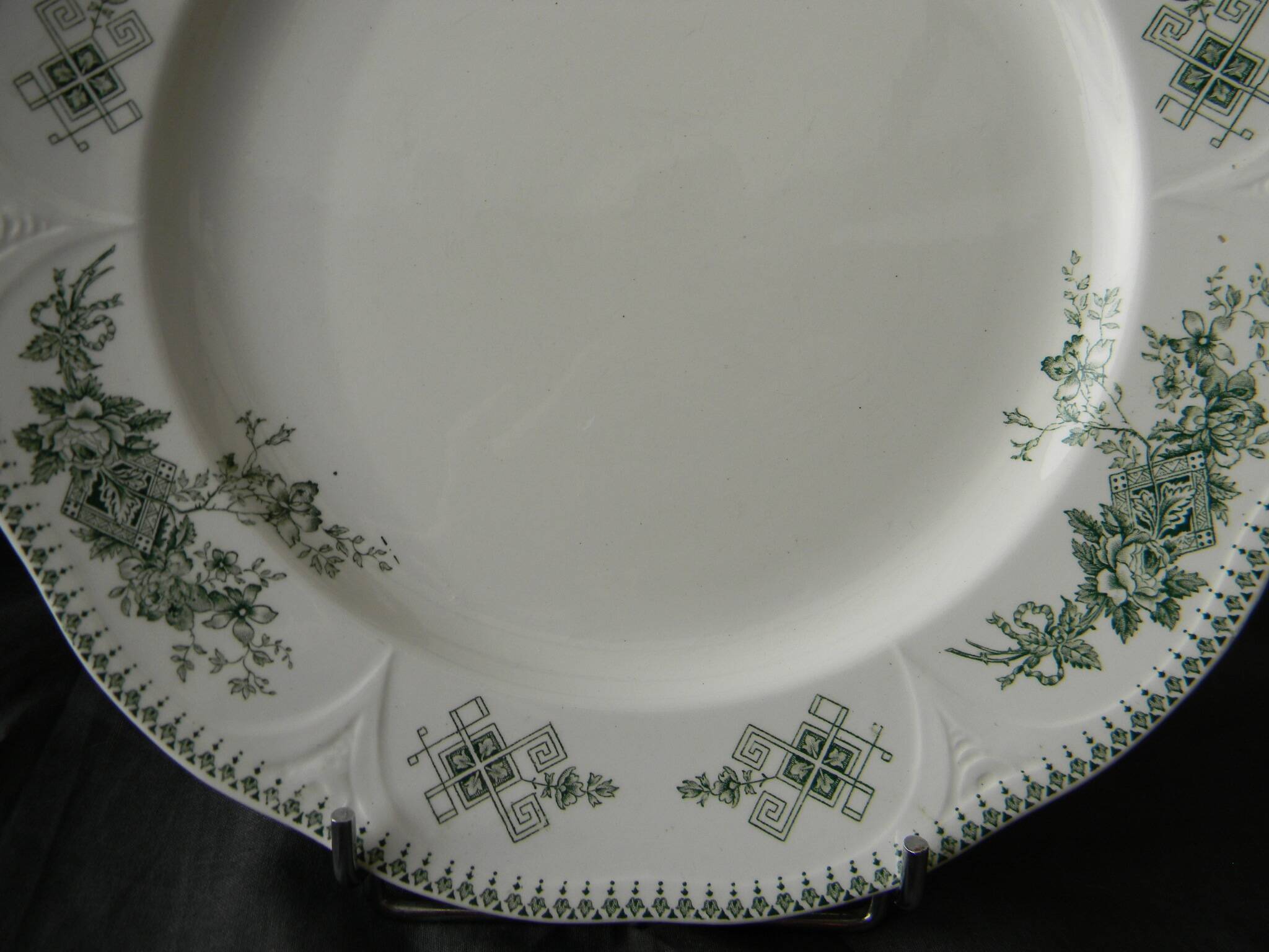 Set of 6 BOCH LA LOUVIERE earthenware dinner plates. Duchesse pattern.