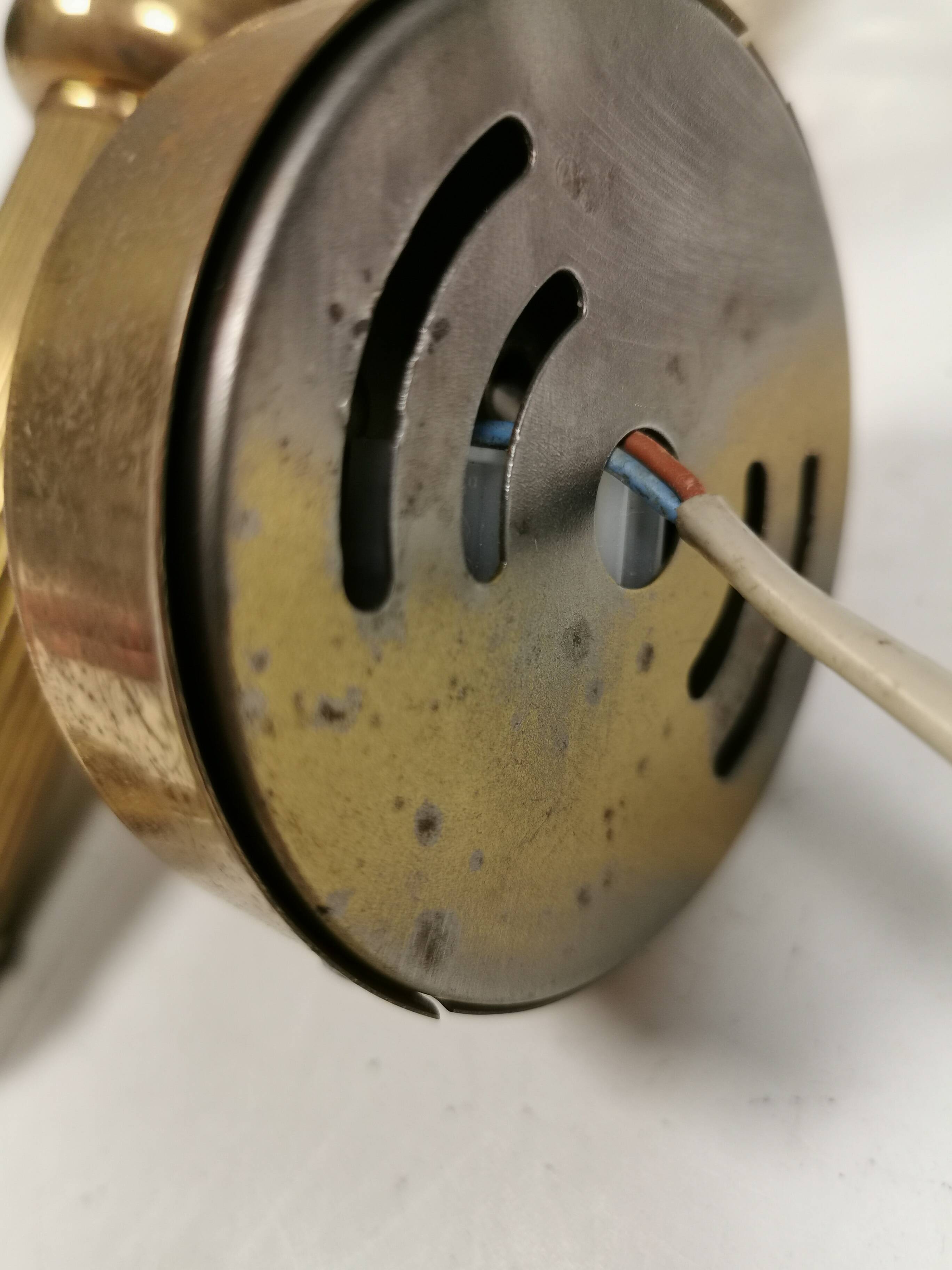 Older wall lamp in metal, brass and “cracked” glass.