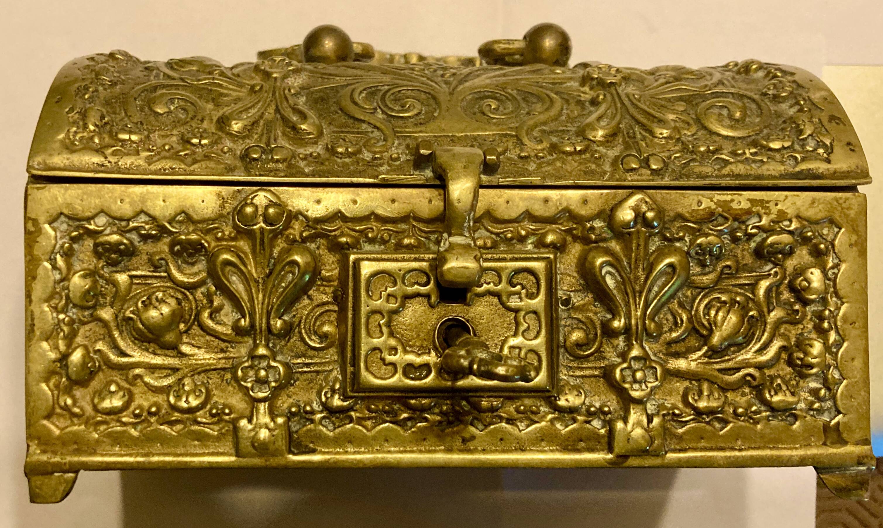 Jewelry chest with its bronze key, Renaissance style, 19th century fleur-de-lis decoration