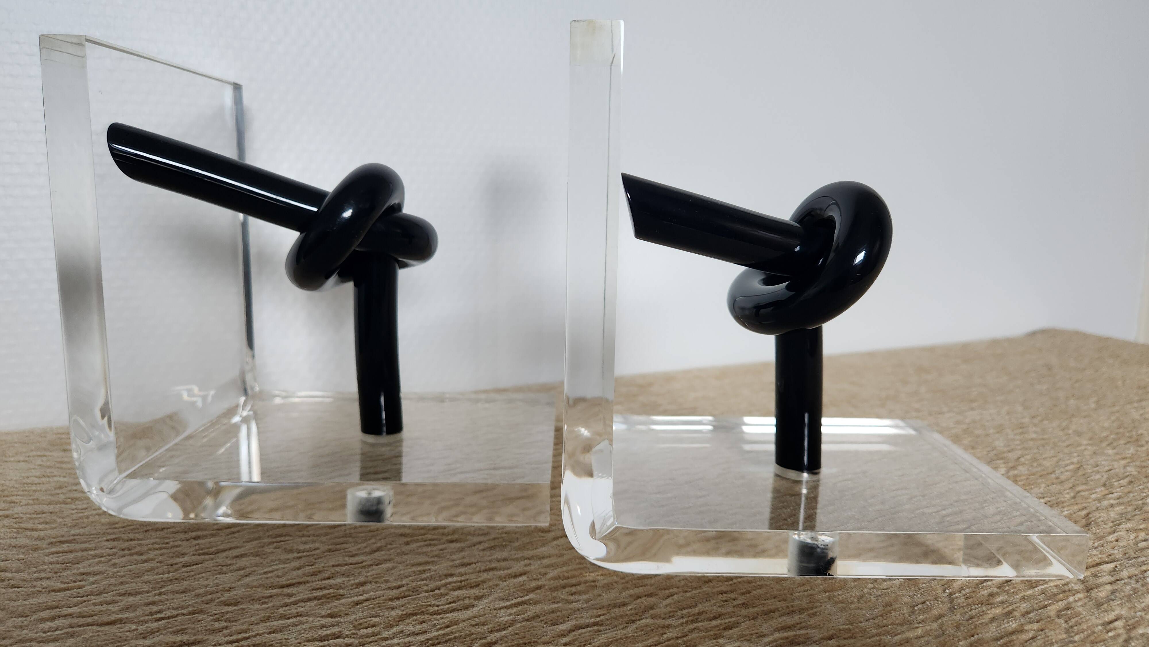 Bookends in plexiglass and knotted black tubes, 1980s design.