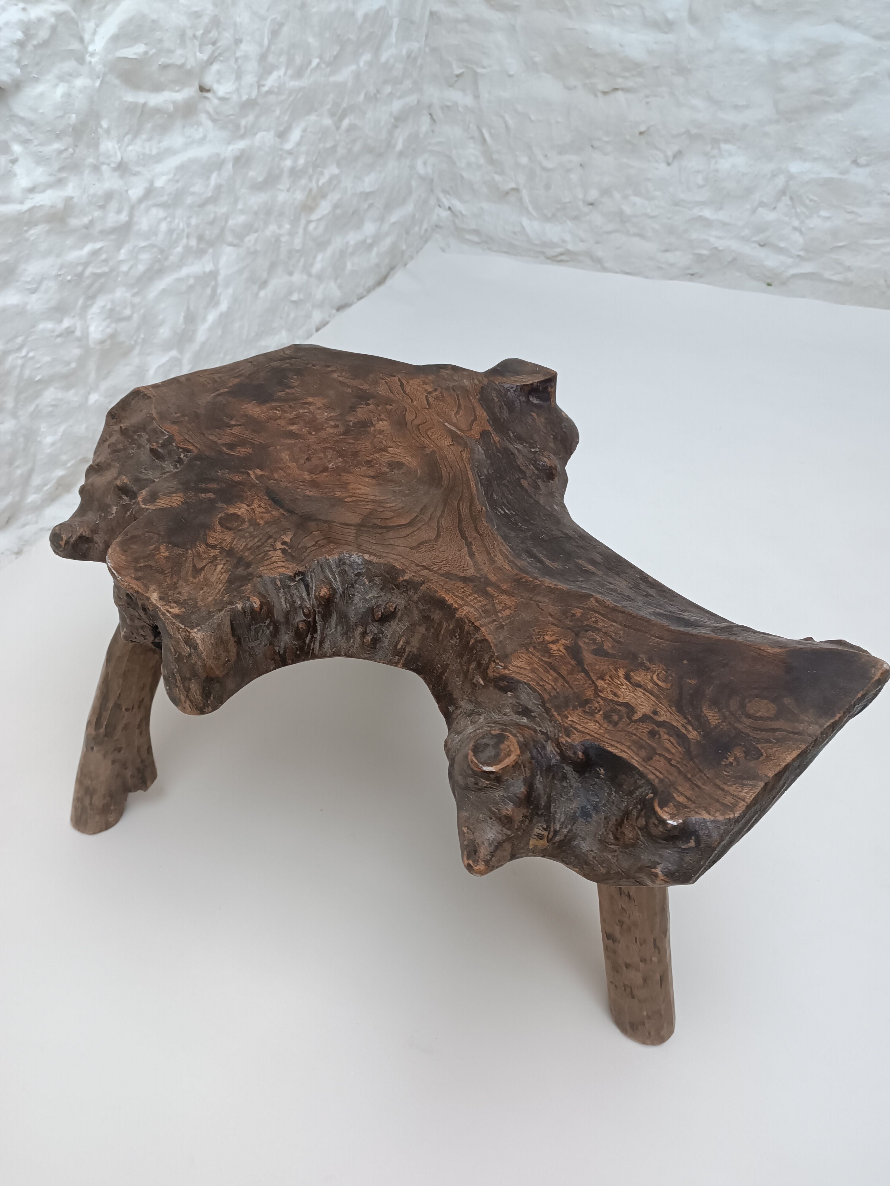 Table basse brutaliste " Tronc d'arbre " en bois brut années 70