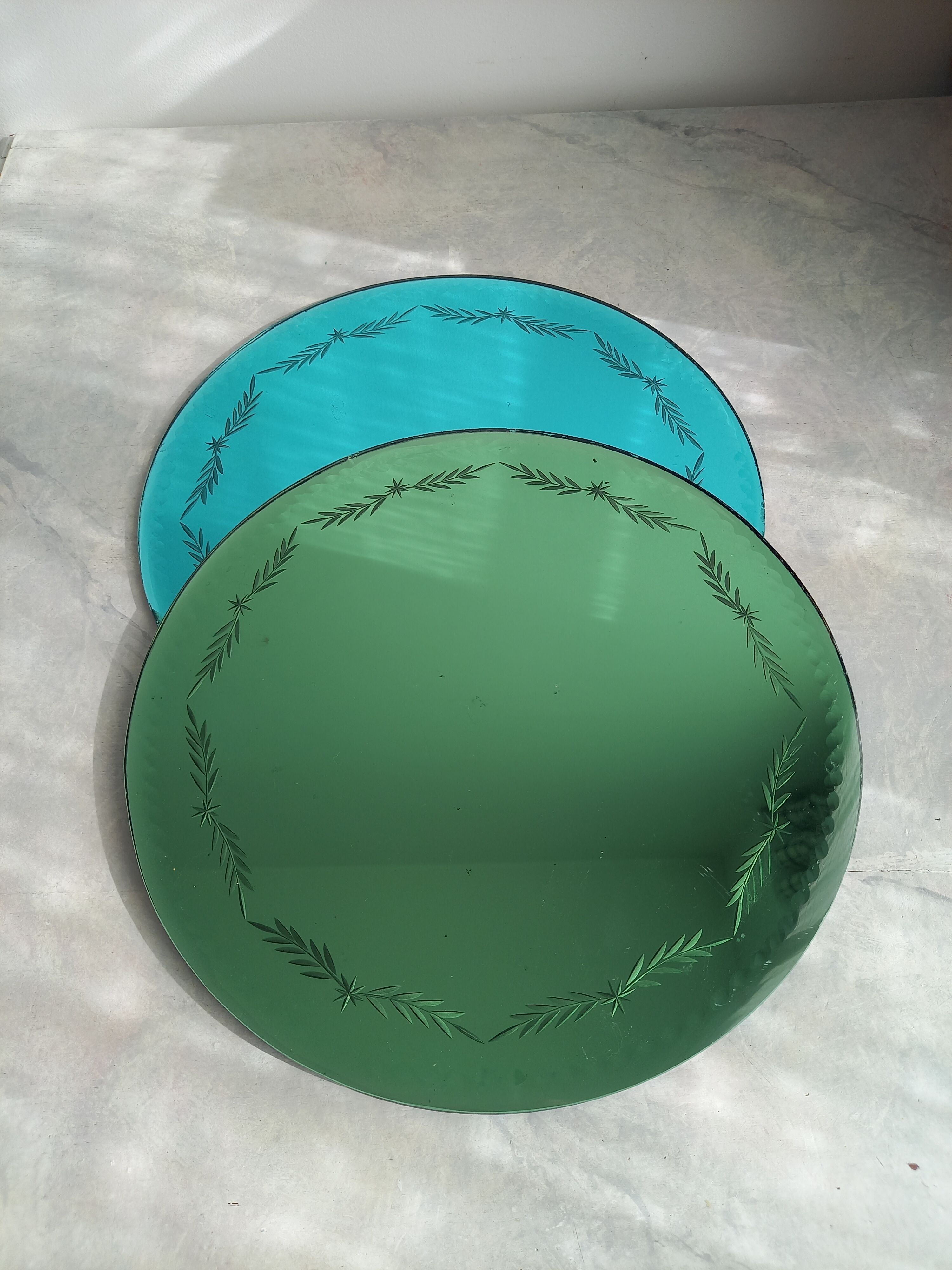 2 miroirs gravés et festonnés verts et bleus
