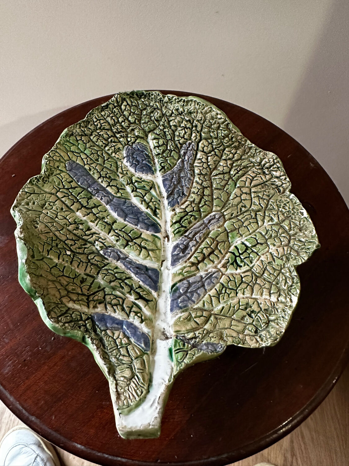 Vintage ceramic leaf-shaped vide poche, signed.