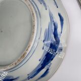 Plat japonais à décor de paysage animé