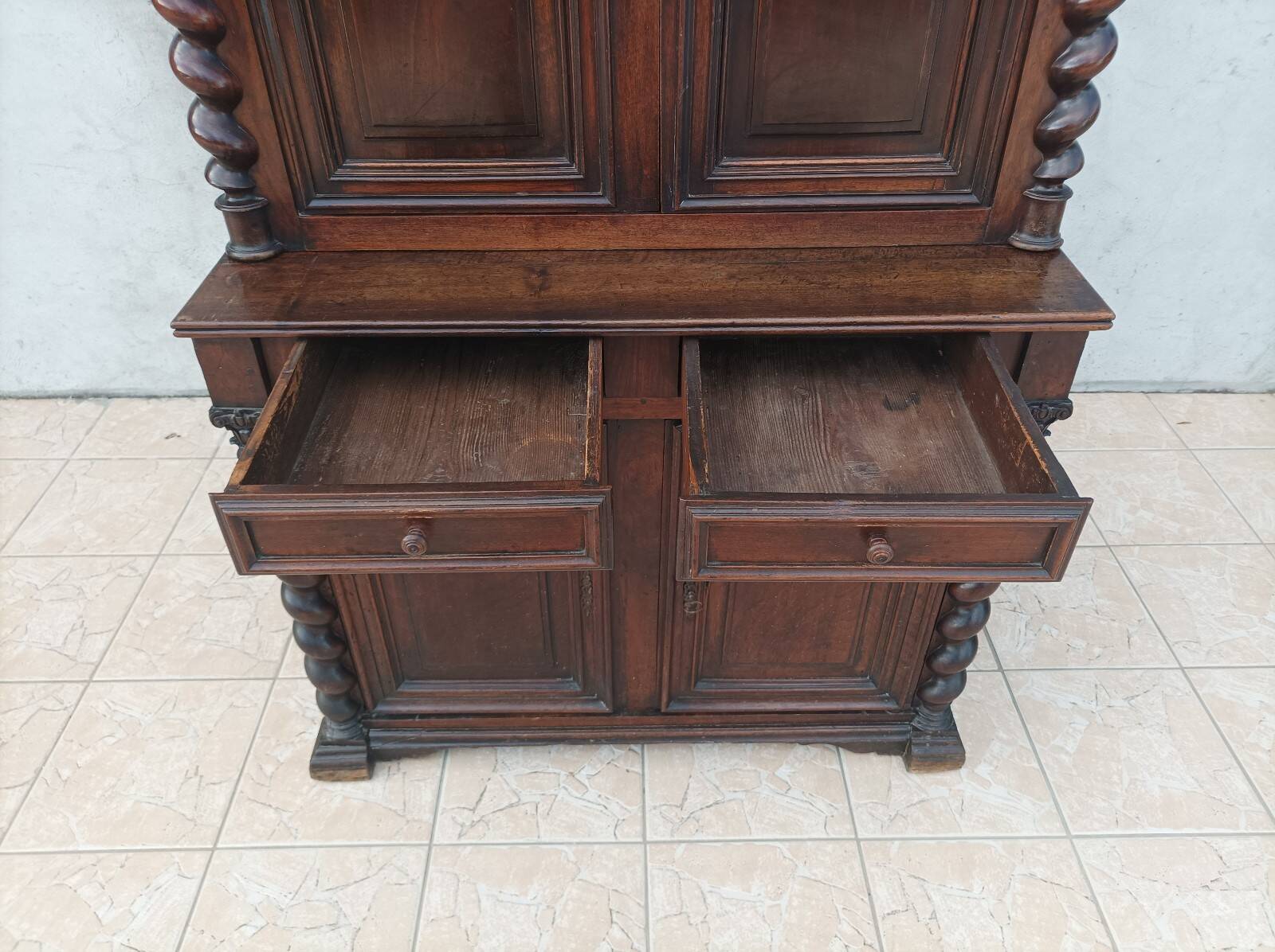 Buffet with 2 bodies Louis XIII in walnut, 19th century.