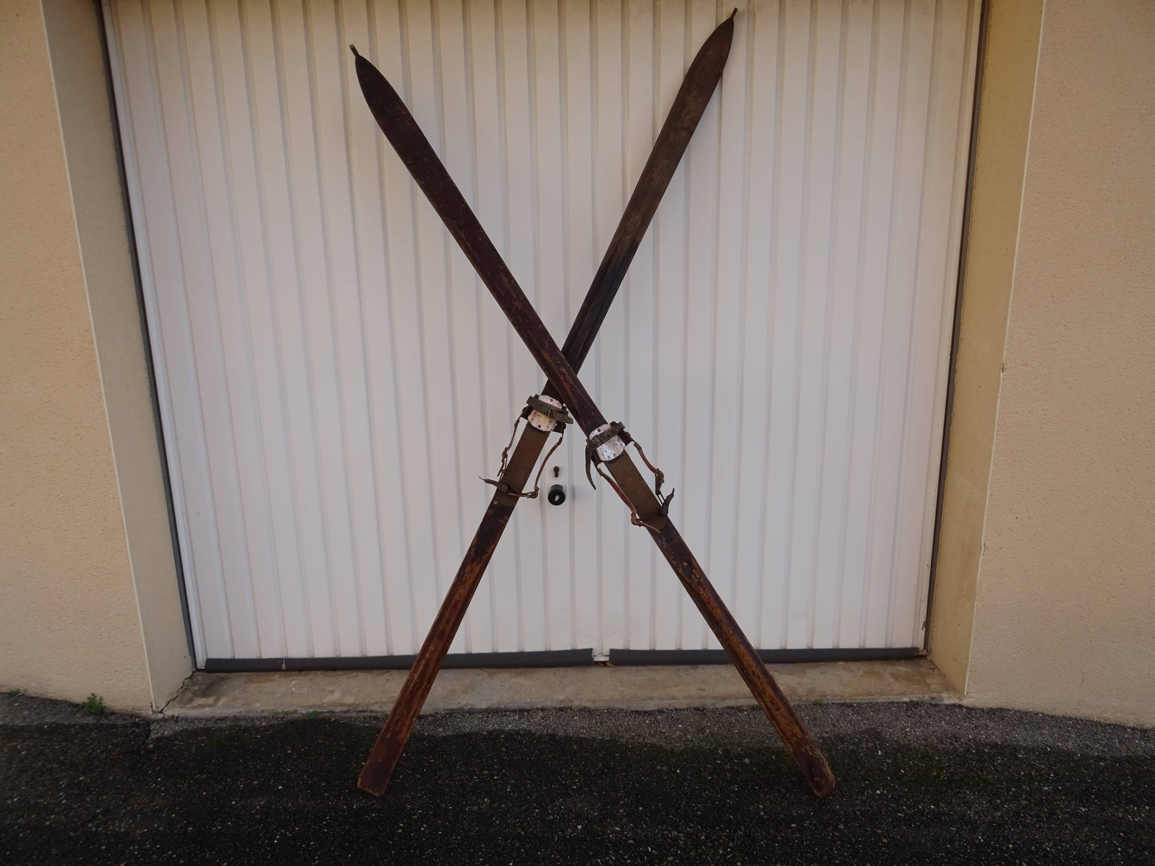 Ancienne paire de skis en bois l'Alpestre