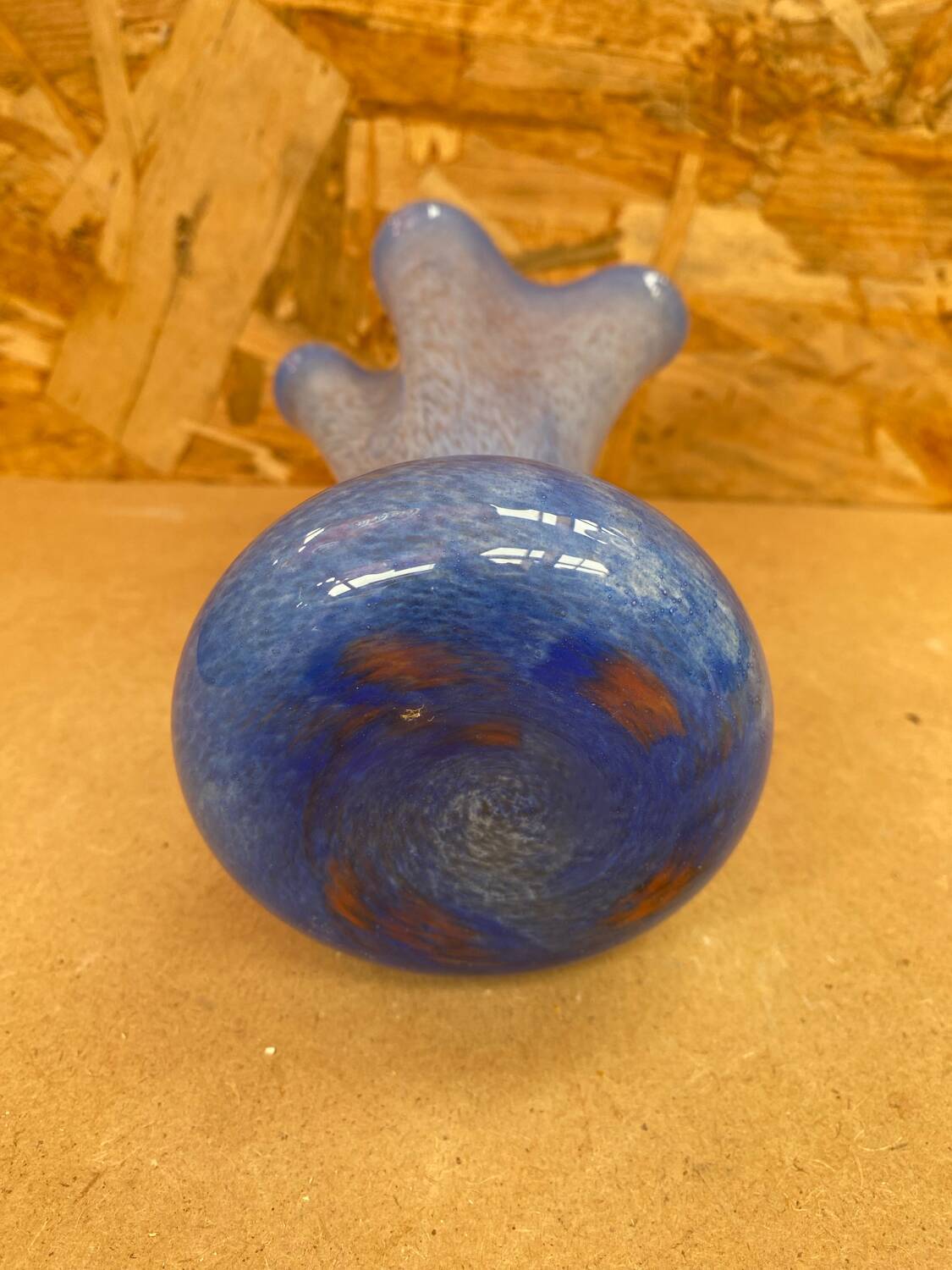 Ancien Vase Verre Soufflé Bleu Moucheté Blanc Col Corolle Vintage