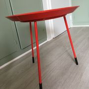 Table basse métal rouge 3 pieds Paola Navone pour Monoprix