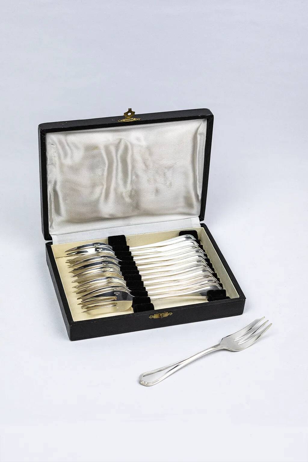 Christofle – 12 Spatours dessert forks in silver-plated metal, with case.