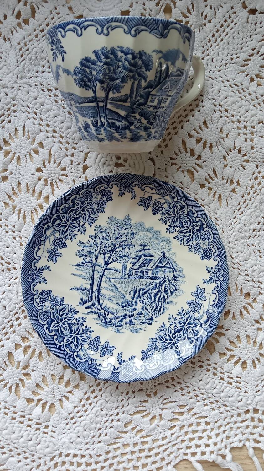 Ensemble 4 Tasses à Thé + Soucoupes Churchill Blue Willow - Faïence Anglaise, Décor Traditionnel - Fabriqué En Angleterre