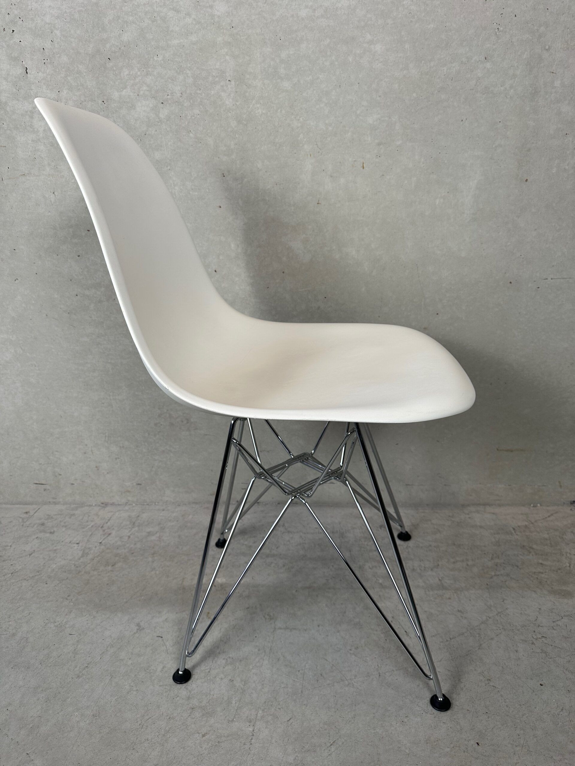 2x Eames design DSR chairs – Vitra