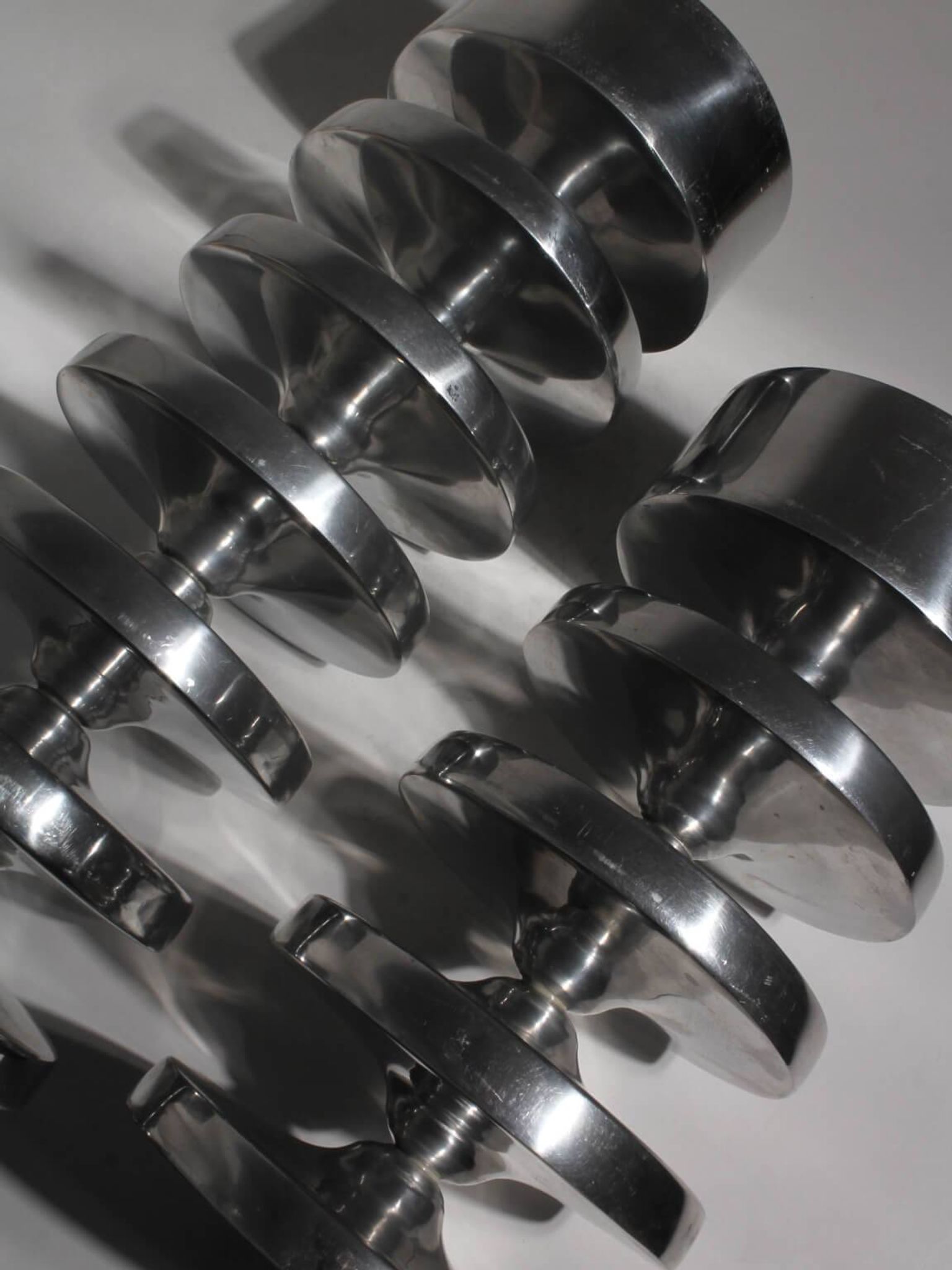 Paire de bougeoirs en aluminium avec bordure