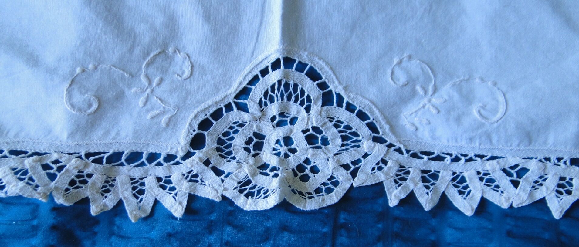 Nappe a the ou surnaple ancienne broderie richelieu