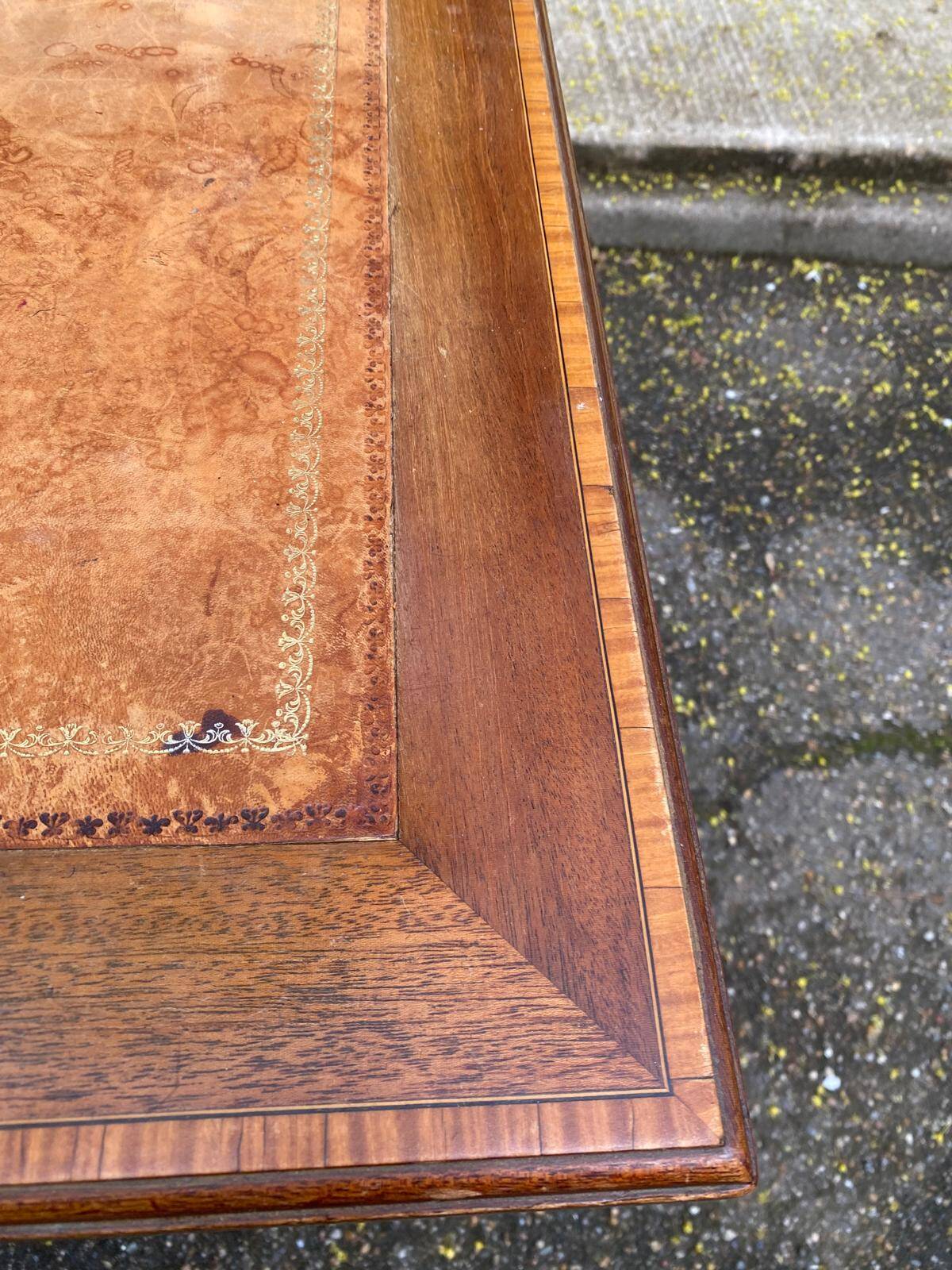 Bureau Louis XVI en bois  et cuir du 19ème