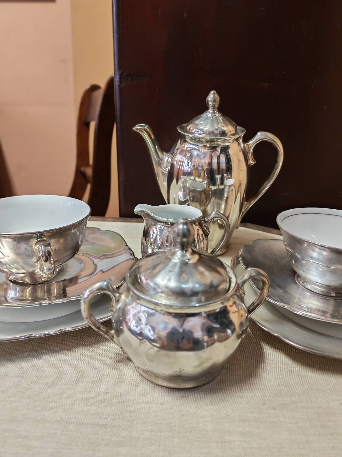 Breakfast set with tea or coffee in porcelain.