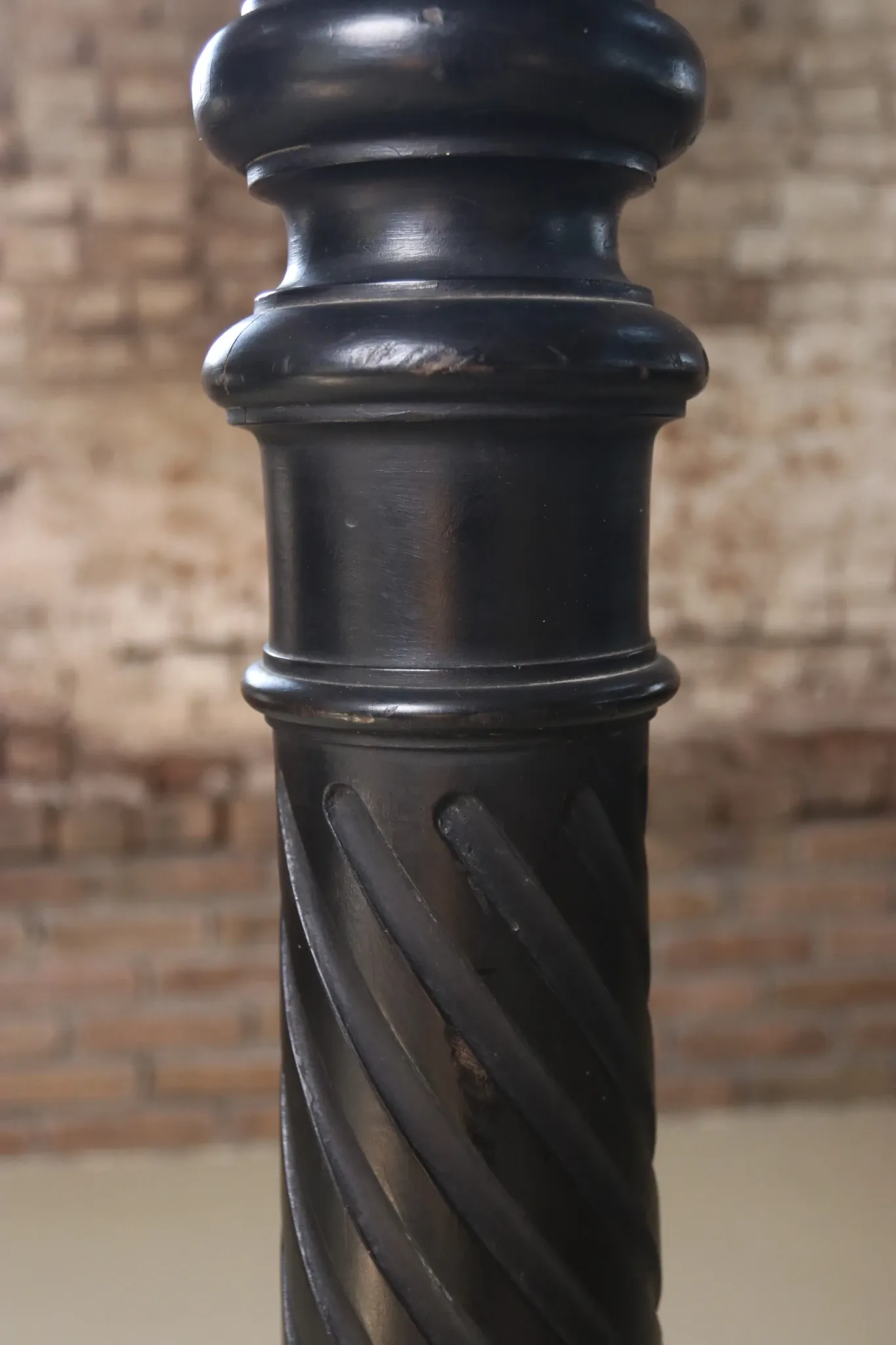 Ebonised wooden column with turned spiral shaft – Napoleon III, 19th c.