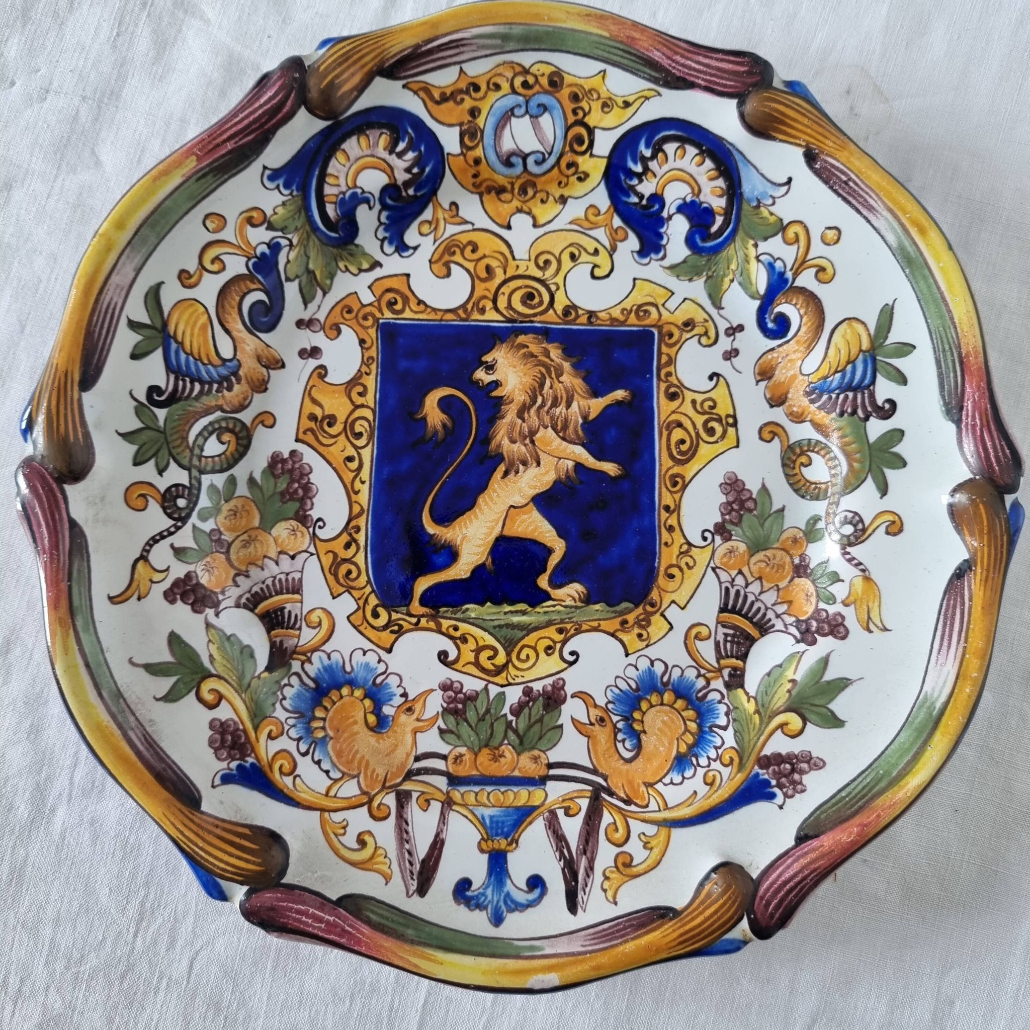 Magnifique assiette ancienne en faïence française à boucliers signée Keller