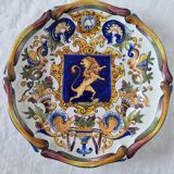 Magnifique assiette ancienne en faïence française à boucliers signée Keller