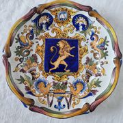 Magnifique assiette ancienne en faïence française à boucliers signée Keller