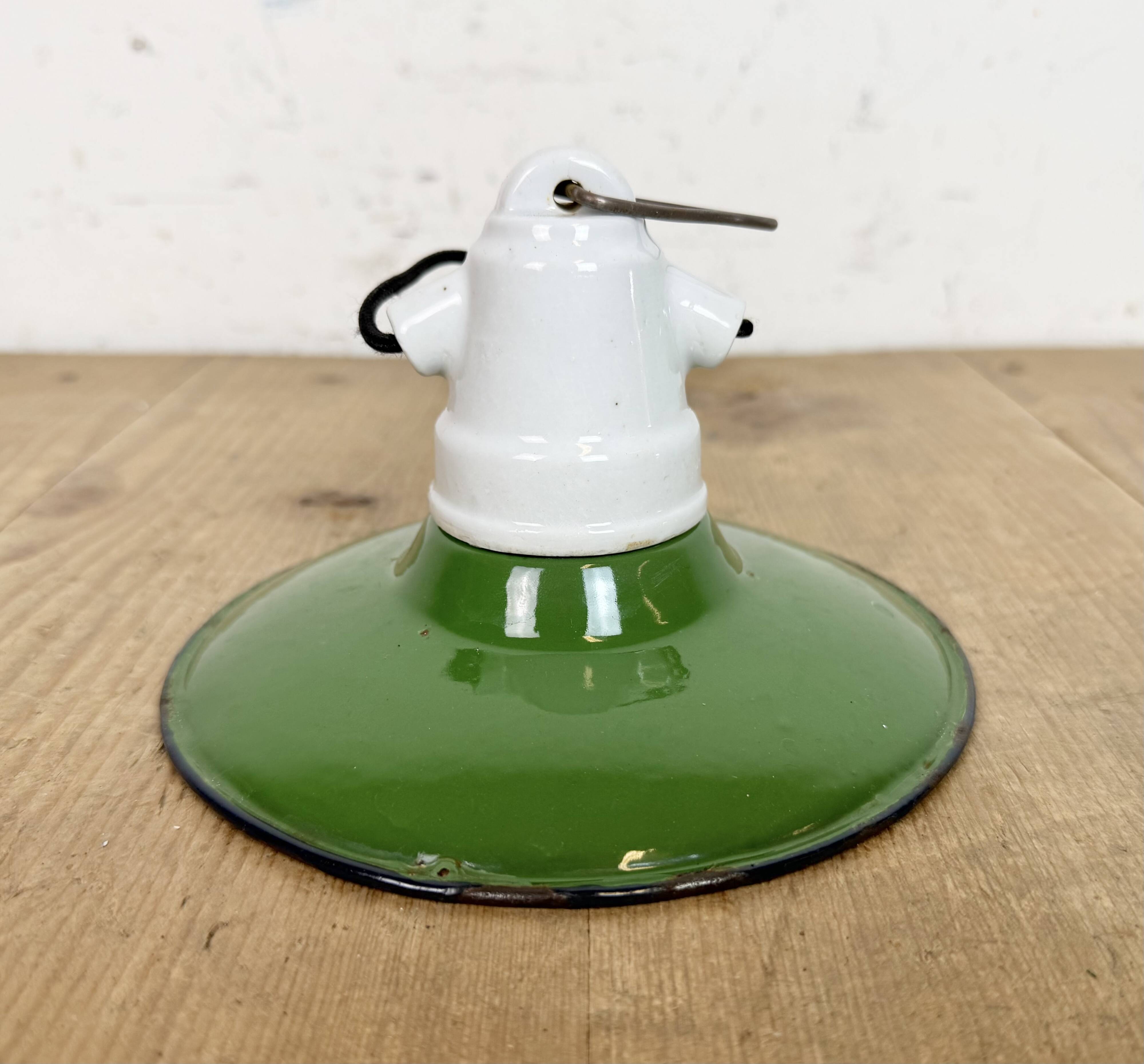 Suspension industrielle en émail vert, années 1950