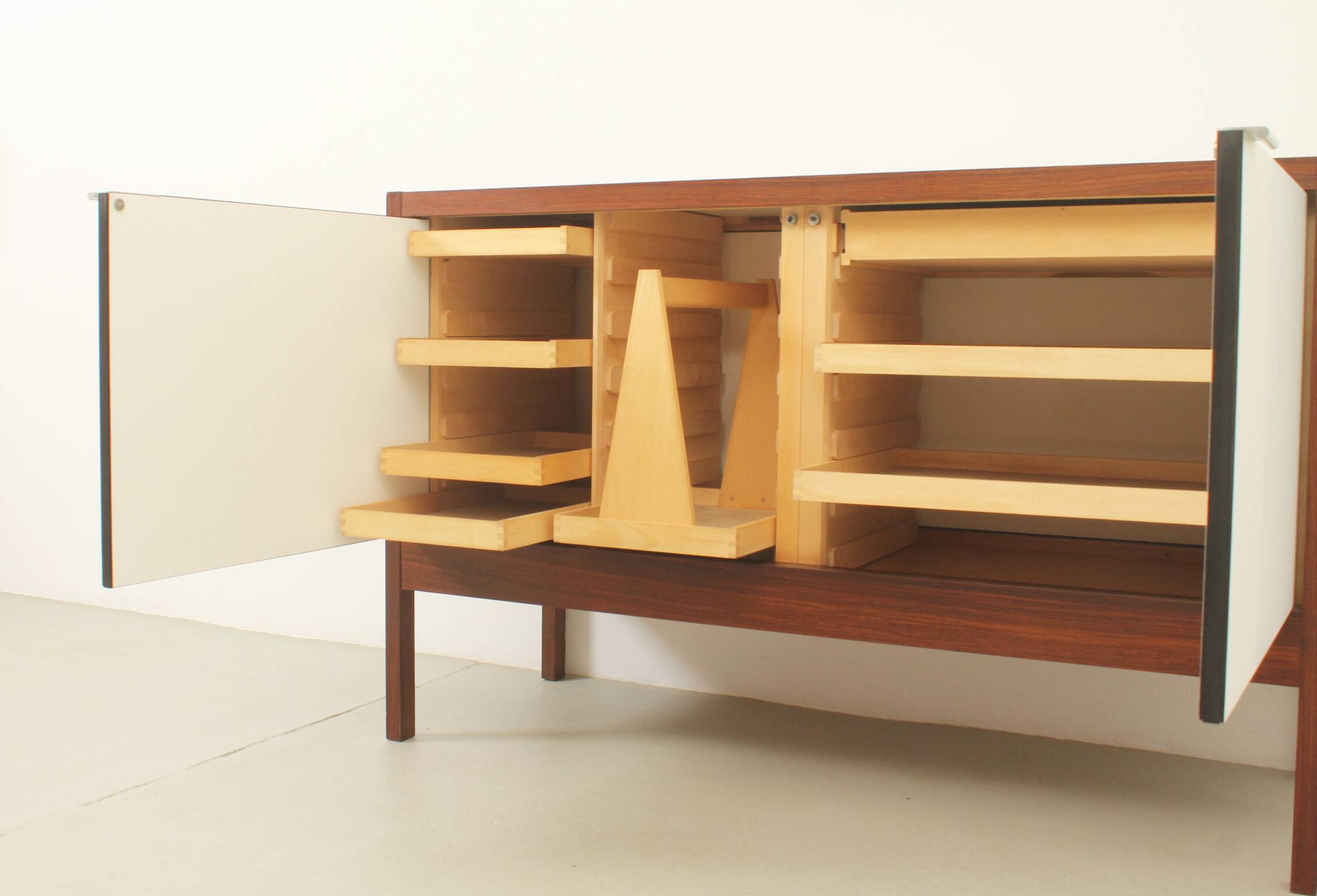 Buffet réversible conçu par Dieter Wäeckerlin pour Idealheim, Suisse, 1963