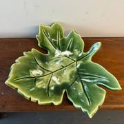 Plat en céramique en forme de feuille, années 60