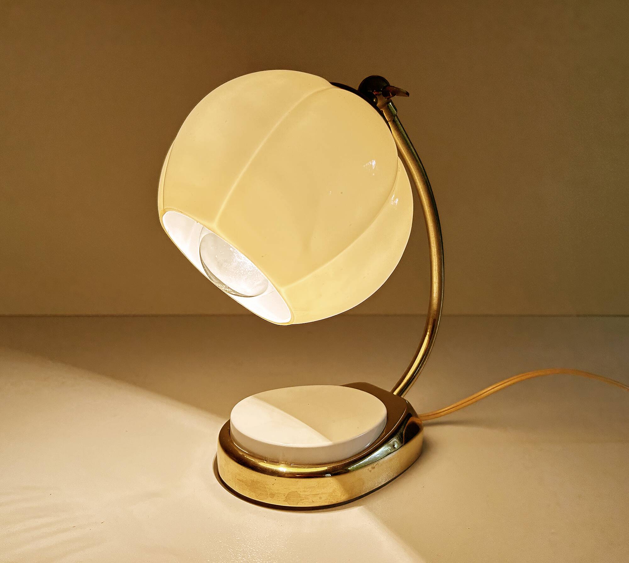 Lampe de table Art déco Bauhaus en verre et bakélite