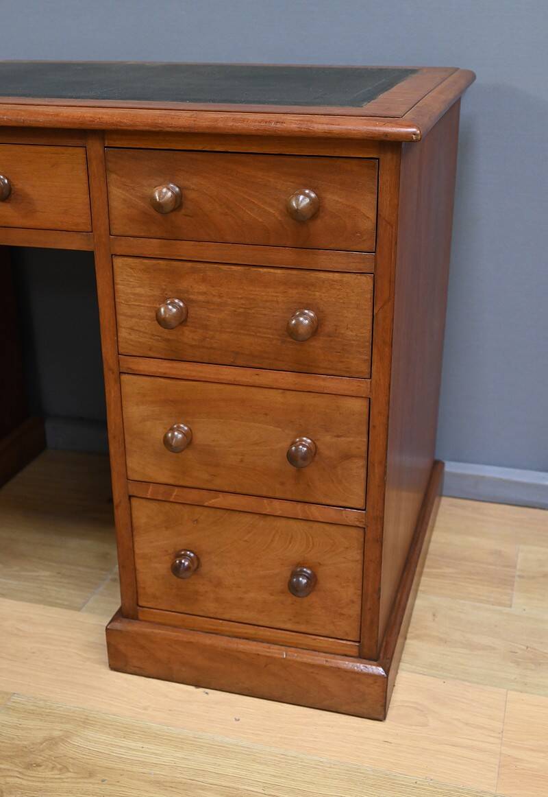 Victorian Mahogany Pedestal Desk, England – Late 19th Century