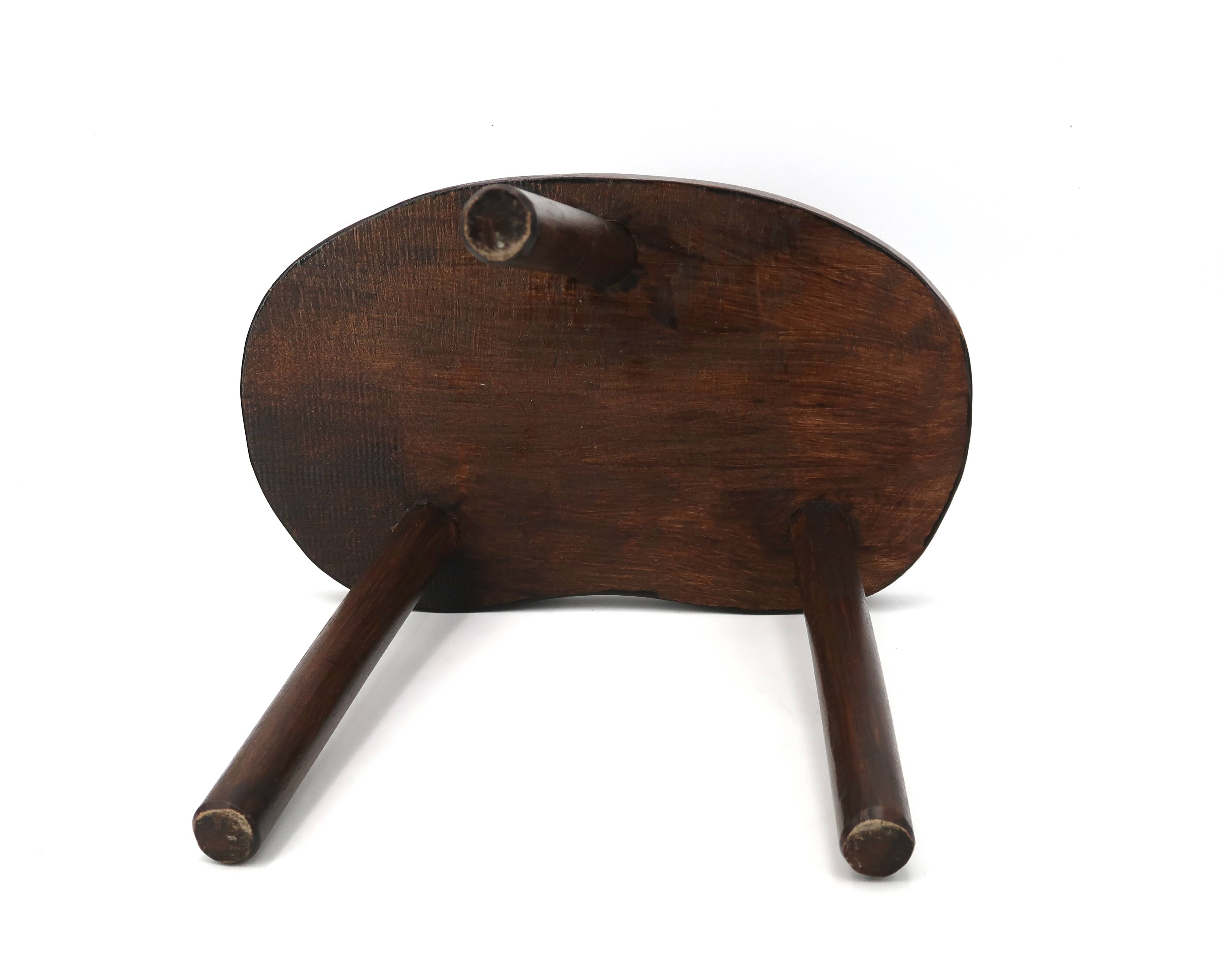 Wooden tripod bedside or occasional table, bean-shaped top.