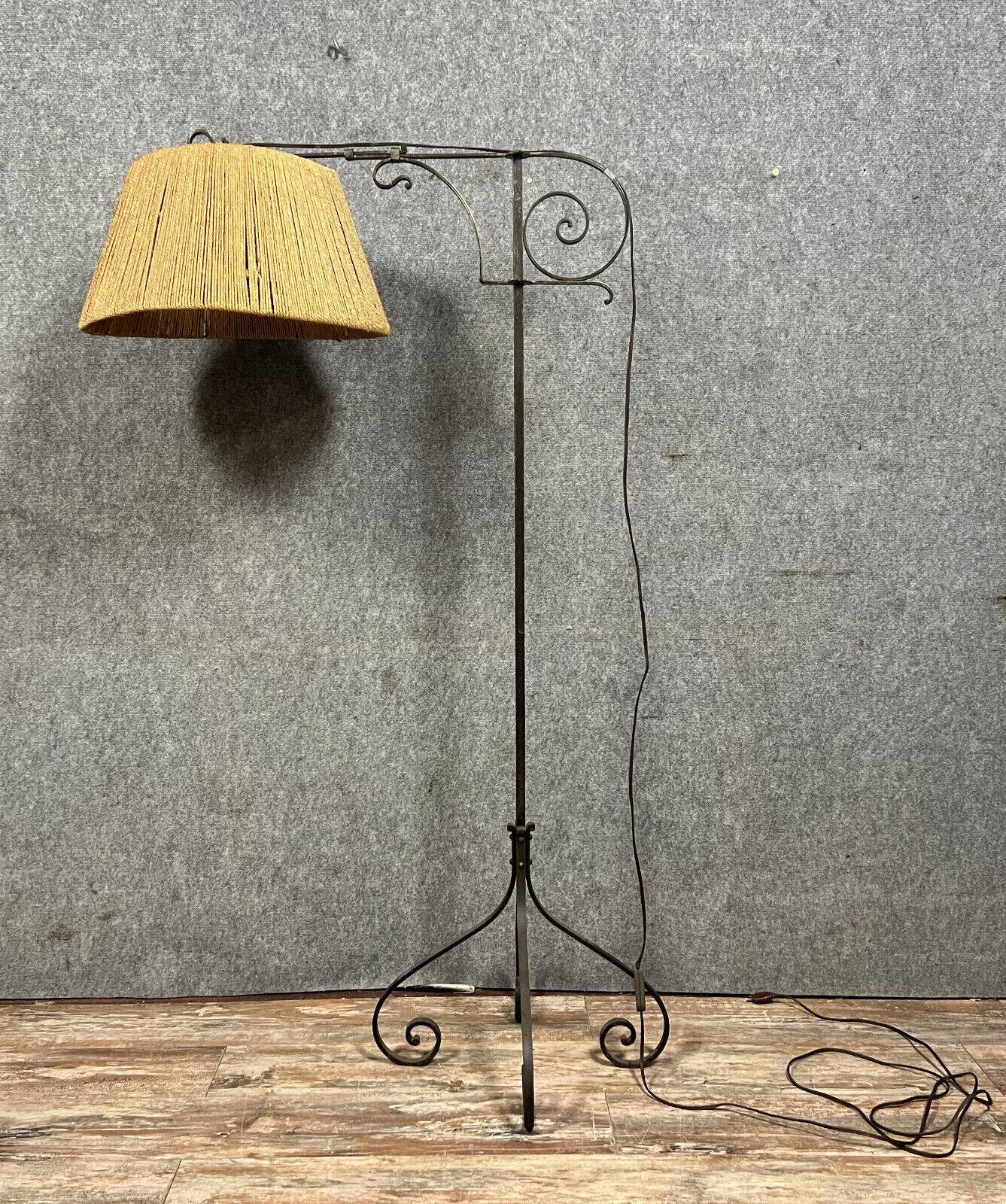 D'après Gilbert Poillerat : lampe sur pied tripode en fer forgé vers 1940