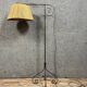 D'après Gilbert Poillerat : lampe sur pied tripode en fer forgé vers 1940