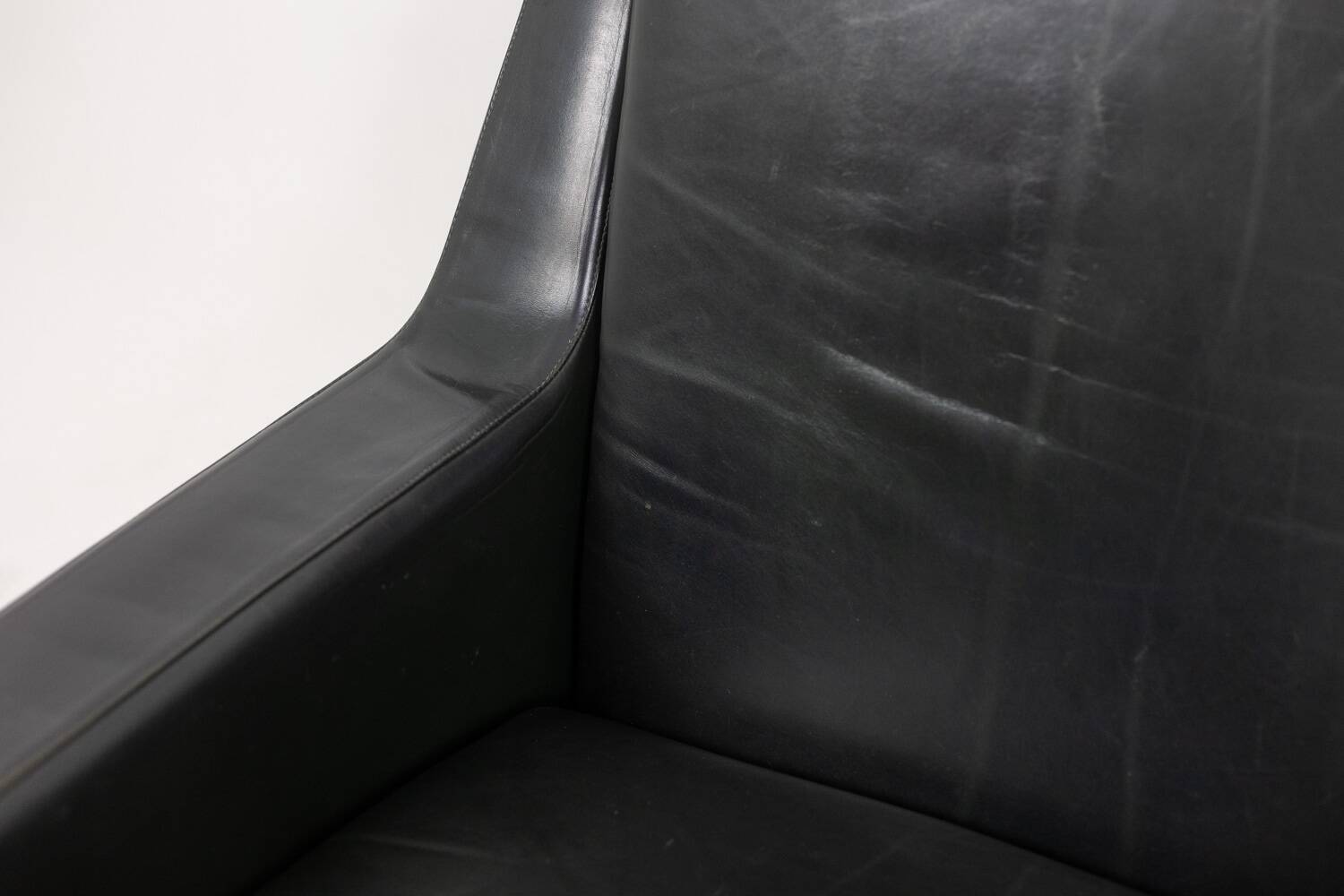 Airborne. Paire de fauteuils en cuir vert. Années 1950.