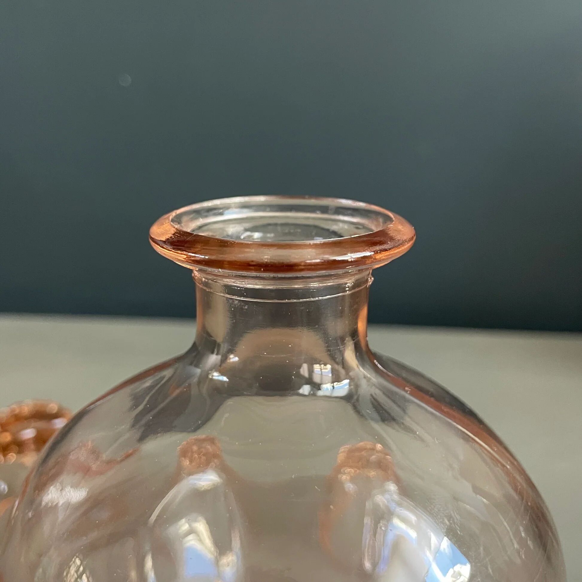 Service à liqueur en verre rosé