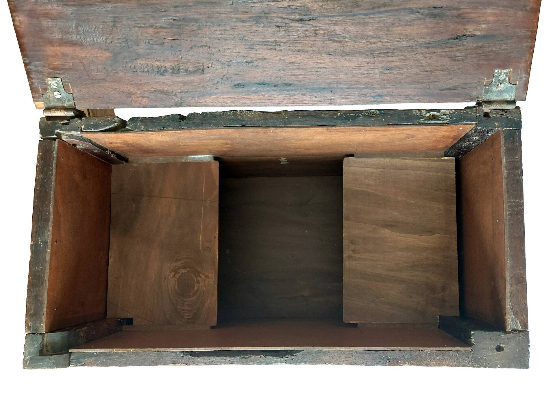 Solid oak chest from the early 17th century