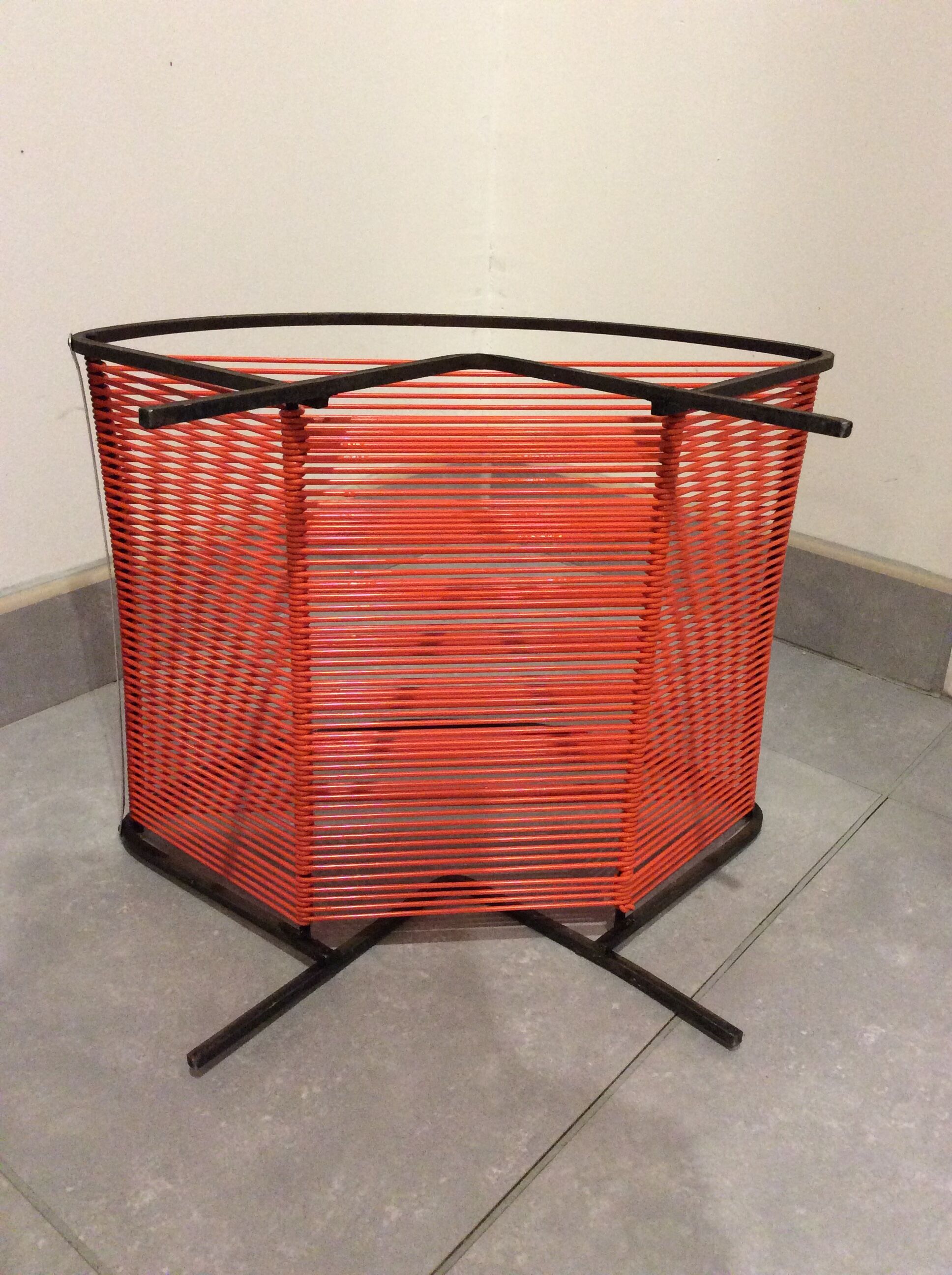 Range vinyls in orange scoubidou from the 50s 60s