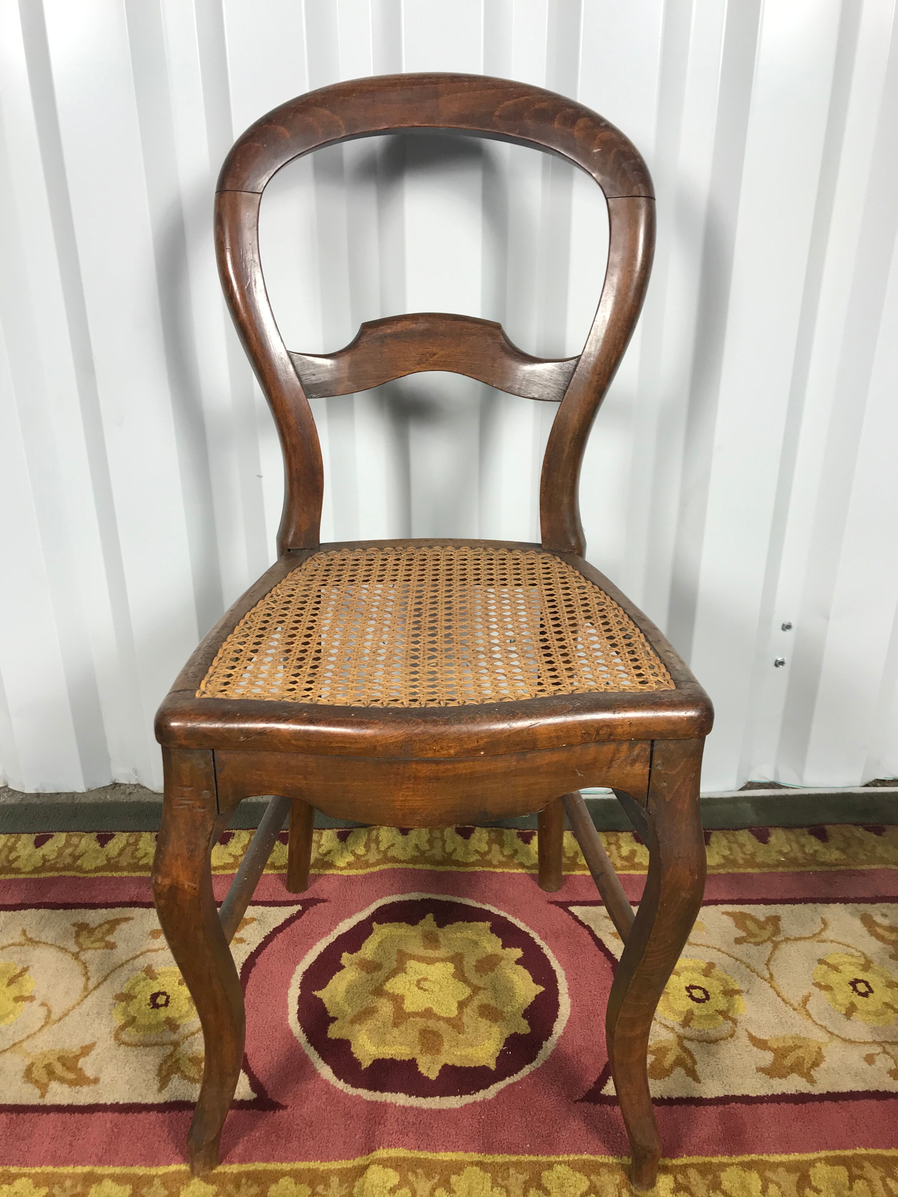 Suite de 6 chaises Louis Philippe en noyer et cannage 19eme