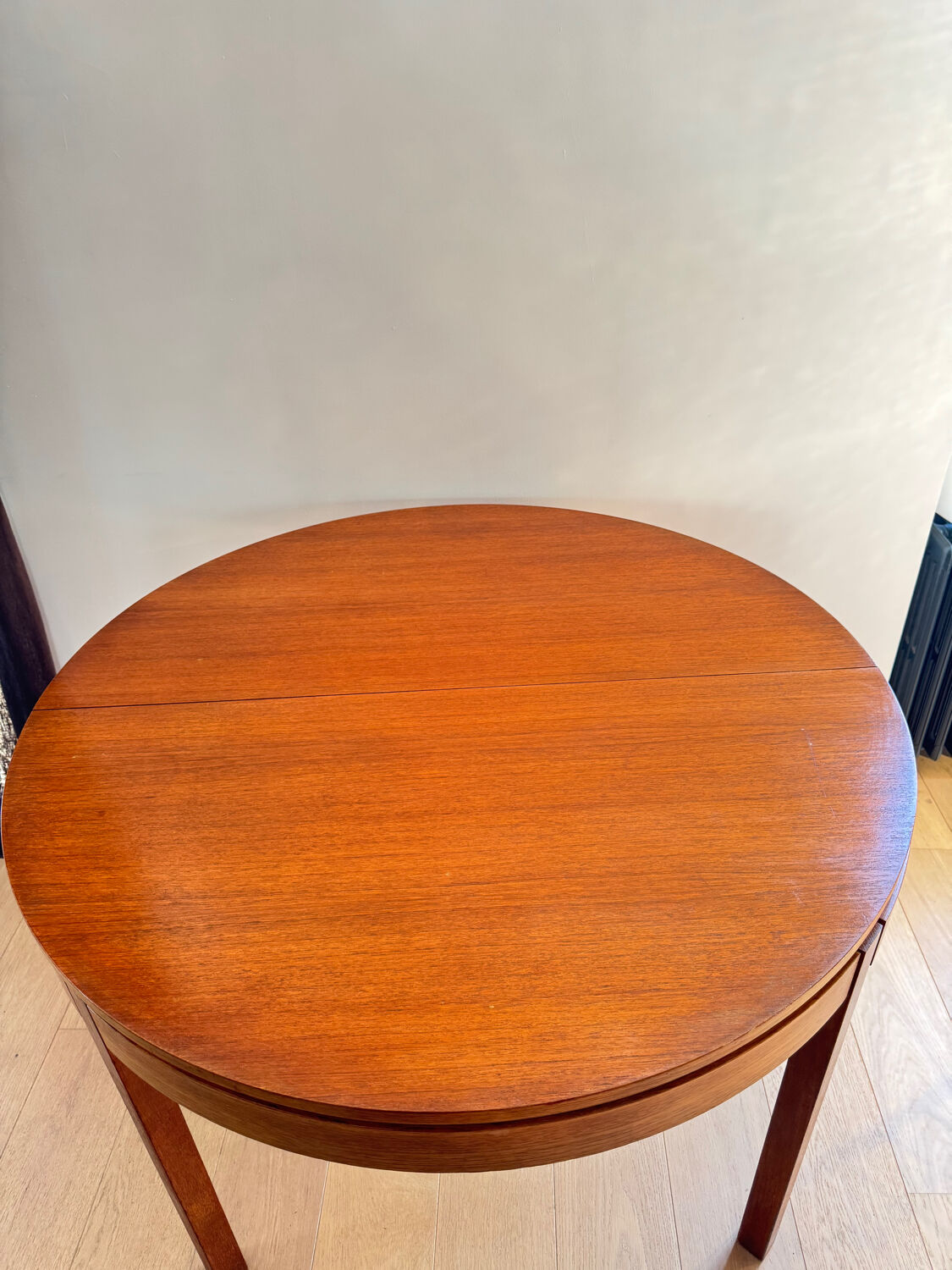 Round table with butterfly extension 70s